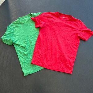 💜5 for $25 Uniqlo Red and Green Short Sleeve Tees